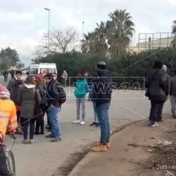 Tendopoli di San Ferdinando, troupe di La7 aggredita a colpi di martello. Dito rotto per la giornalista Trunfio