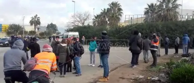 Tendopoli di San Ferdinando, troupe di La7 aggredita a colpi di martello. Dito rotto per la giornalista Trunfio