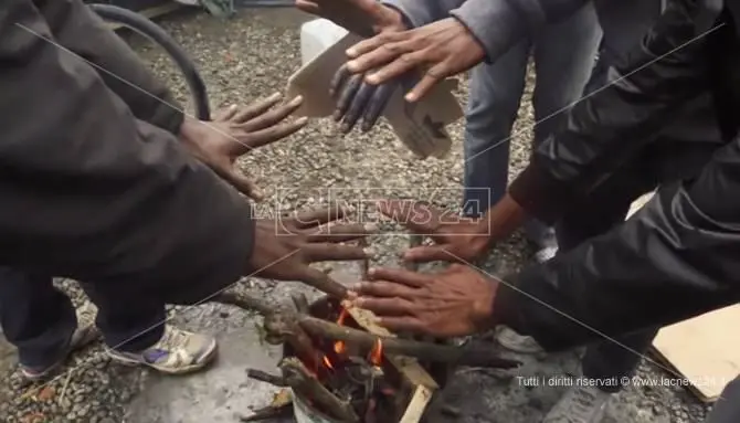 “Nera la notte”, la disperazione e i sogni dei migranti nel docufilm di LaC premiato a Roma (VIDEO)