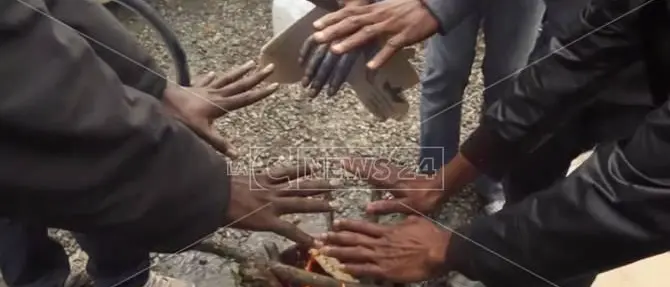 “Nera la notte”, la disperazione e i sogni dei migranti nel docufilm di LaC premiato a Roma (VIDEO)