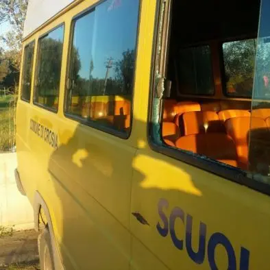 Crosia, rubano uno scuolabus e lo usano per rapinare un supermercato