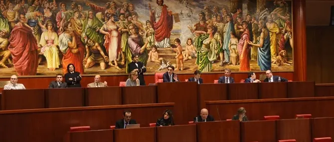 La provocazione di Guccione: «Viscomi candidato governatore». E in Consiglio manca il numero legale