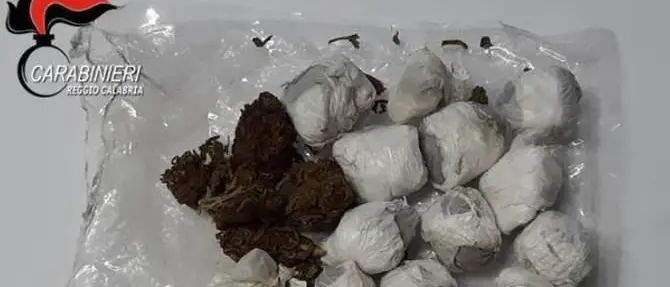 Reggio, in casa con 17 involucri di marijuana: arrestato