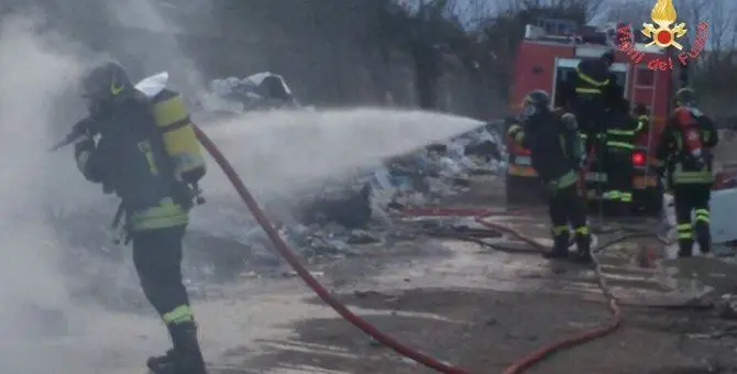 Lamezia, roghi a Scordovillo: in fiamme gomme e rifiuti