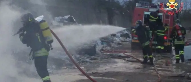 Lamezia, roghi a Scordovillo: in fiamme gomme e rifiuti