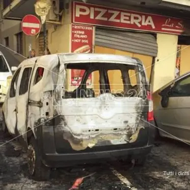 Notte di fuoco a Crotone: in fiamme furgoncino