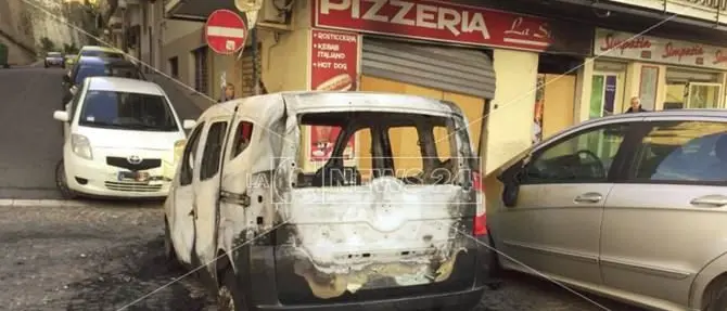Notte di fuoco a Crotone: in fiamme furgoncino
