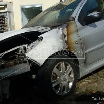 In fiamme l'auto di un’insegnante in pieno centro a Vibo