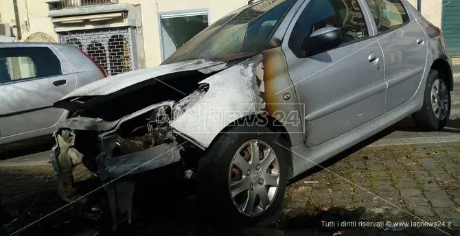 In fiamme l'auto di un’insegnante in pieno centro a Vibo