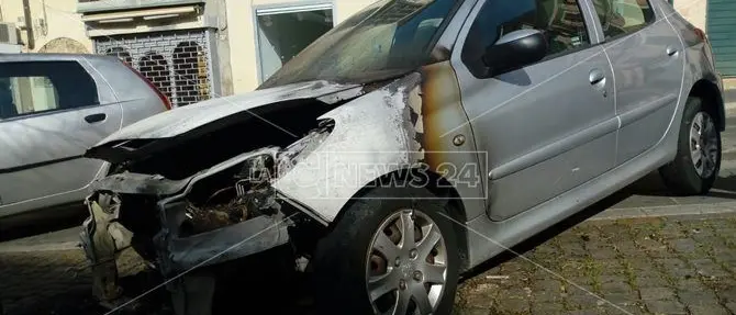 In fiamme l'auto di un’insegnante in pieno centro a Vibo