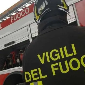 Riscalda il letto con un fon e incendia la camera, anziana in salvo a Gioiosa