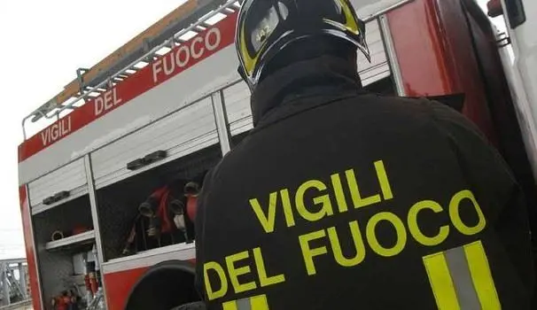 Riscalda il letto con un fon e incendia la camera, anziana in salvo a Gioiosa