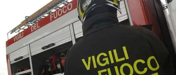 Riscalda il letto con un fon e incendia la camera, anziana in salvo a Gioiosa