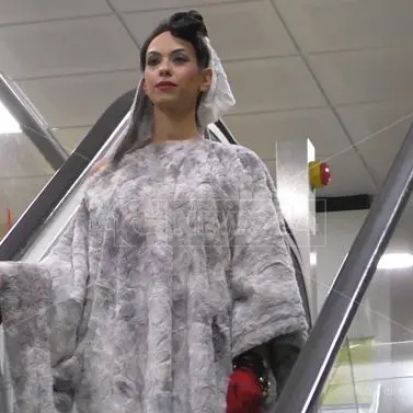 Lamezia, le scale mobili dell'aeroporto si trasformano in passerella (VIDEO)