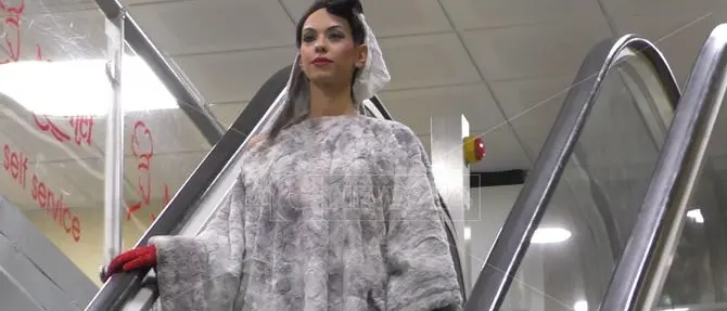 Lamezia, le scale mobili dell'aeroporto si trasformano in passerella (VIDEO)