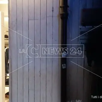Lamezia, ignoti danno fuoco ad una cassetta pubblicitaria