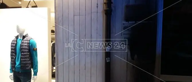 Lamezia, ignoti danno fuoco ad una cassetta pubblicitaria