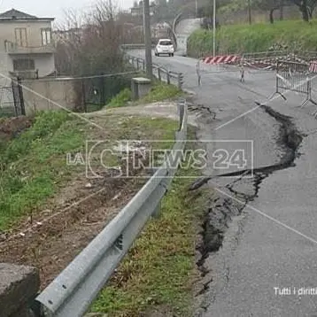 Paola, frana in centro abitato. Tansi: «Colpa dell'intervento dell'uomo, farò esposto in Procura»