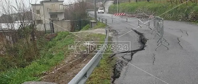 Paola, frana in centro abitato. Tansi: «Colpa dell'intervento dell'uomo, farò esposto in Procura»