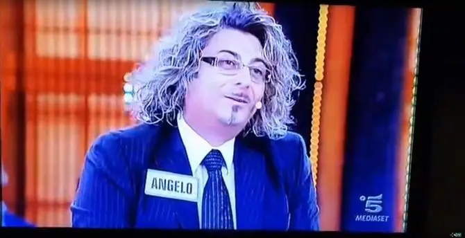 Cofone “Frosparo” da Bonolis: il protagonista del comizio virale di Acri ad Avanti un altro! (VIDEO)