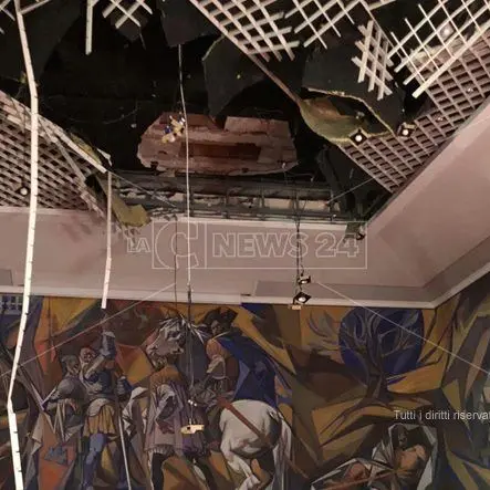 Catanzaro, crolla la controsoffittatura: sala consiliare inagibile