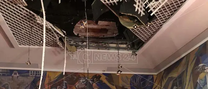 Catanzaro, crolla la controsoffittatura: sala consiliare inagibile