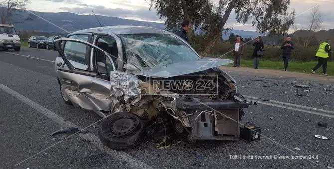 Lamezia, incidente in via del Progresso: uomo incastrato nelle lamiere