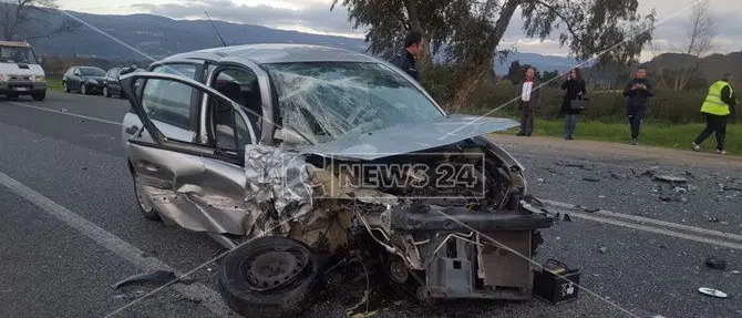 Lamezia, incidente in via del Progresso: uomo incastrato nelle lamiere
