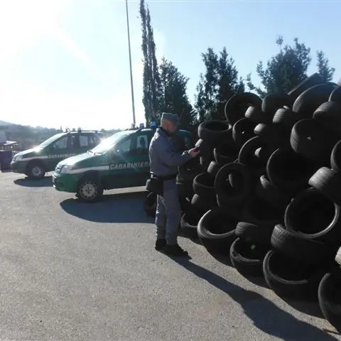 Catanzaro, area di servizio trasformata in discarica di pneumatici