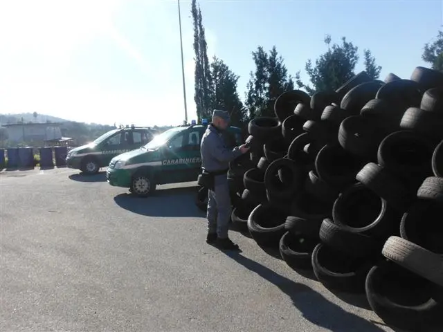 Catanzaro, area di servizio trasformata in discarica di pneumatici