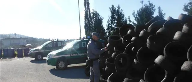 Catanzaro, area di servizio trasformata in discarica di pneumatici