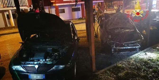 Lamezia, due auto in fiamme nella notte