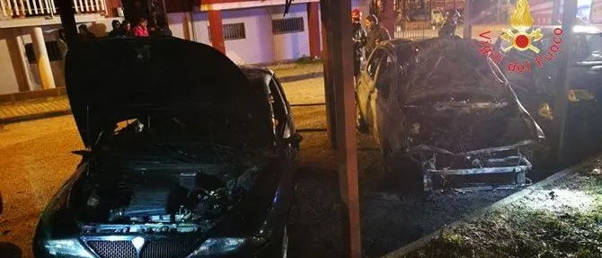 Lamezia, due auto in fiamme nella notte