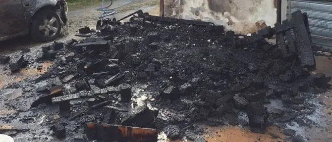 Lamezia, incendio all'esterno di un capannone industriale