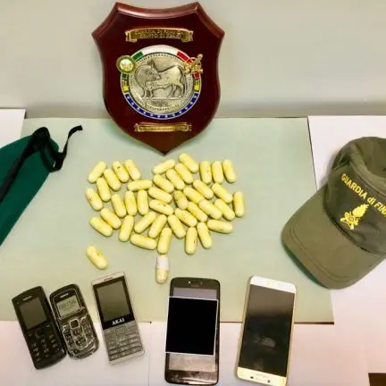 In viaggio con mezzo chilo di droga, pakistano arrestato a Sibari