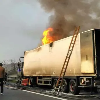 Torano, tampona un mezzo pesante e prende fuoco: panico sull'autostrada