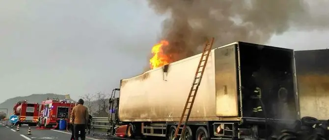 Torano, tampona un mezzo pesante e prende fuoco: panico sull'autostrada