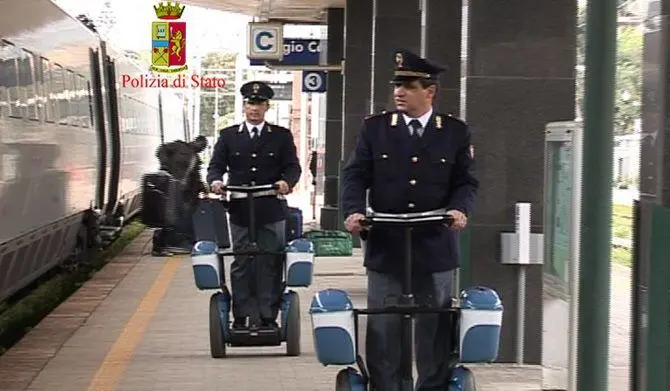 Va all’estero per sottrarsi all’arresto, fermato