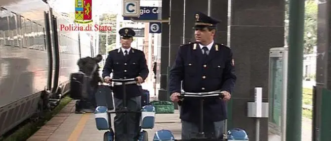 Va all’estero per sottrarsi all’arresto, fermato