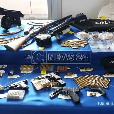 Cosenza, scoperto arsenale in un seminterrato in Via Popilia (VIDEO)