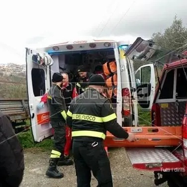 Catanzaro, abbassa il finestrino e si lancia dal treno in corsa (FOTO-VIDEO)