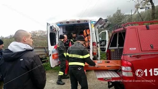 Catanzaro, abbassa il finestrino e si lancia dal treno in corsa (FOTO-VIDEO)