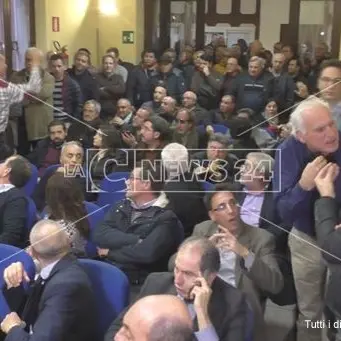 Pomeriggio di fuoco a Crotone durante il Consiglio provinciale