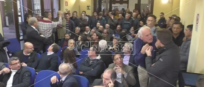 Pomeriggio di fuoco a Crotone durante il Consiglio provinciale