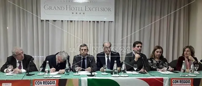 Il Pd presenta i candidati a Reggio, ma di reggini al tavolo neanche l'ombra. Psicodramma in riva allo Stretto