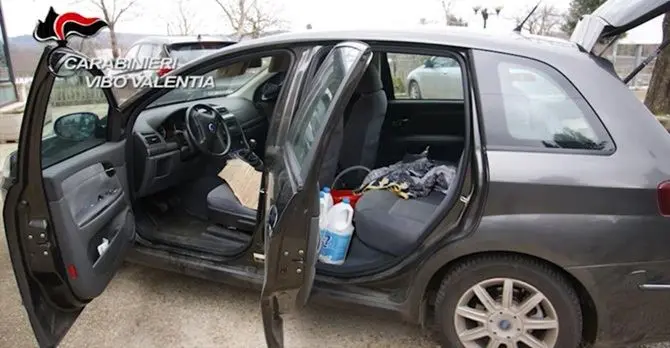 Serra San Bruno, tenta di far esplodere l’auto per distruggere il negozio del figlio: fermato (VIDEO)