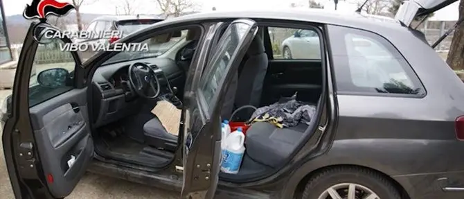 Serra San Bruno, tenta di far esplodere l’auto per distruggere il negozio del figlio: fermato (VIDEO)