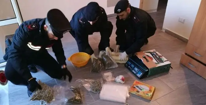 Droga in una palazzina nel quartiere Tufolo a Crotone (VIDEO)