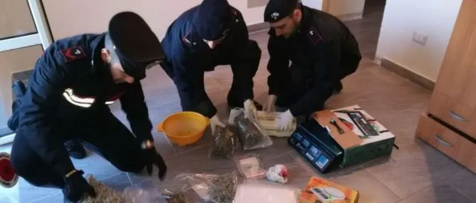 Droga in una palazzina nel quartiere Tufolo a Crotone (VIDEO)