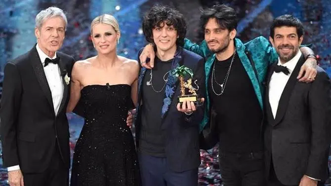 A Sanremo trionfa il cantautore di origini vibonesi Fabrizio Moro (VIDEO)